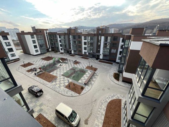 Квартира з власною даховою терасою в клубному будинку з дизайн. проект Винники