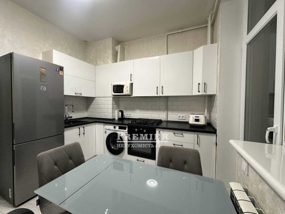 1-кімнатна квартира з ремонтом в Авангарді, вид на парк Авангард