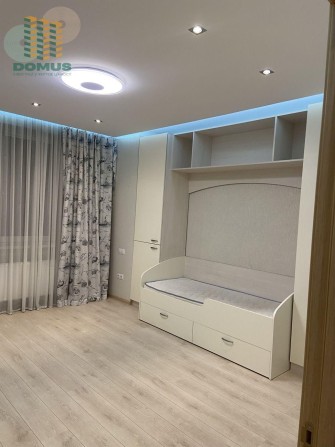 Продам 2 комн в ЖК Радужный. С ремонтом. Таирова. - фото 1