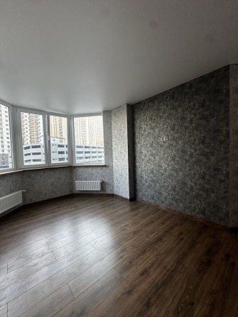 Малоквартирный новострой с паркингом на Сахарова + кладовка на этаже. - фото 1