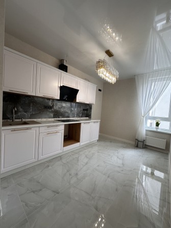 Стильная 1-ком. кв-ра 33 м² с дизайнерским ремонтом, в ЖК Акварель 8! - фото 1