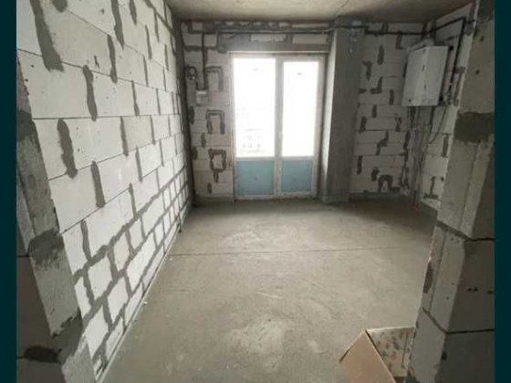 Продам простору однокімнатну квартиру в центрі  Молодіжного . Молодежное