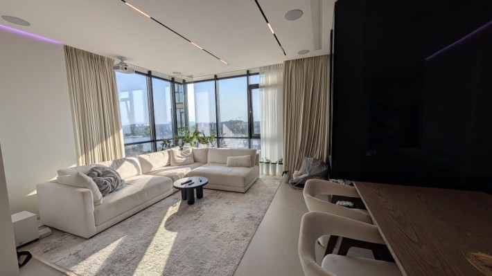 Видова квартира на міське озеро, панорамні вікна, дизайнерський ремонт - фото 1