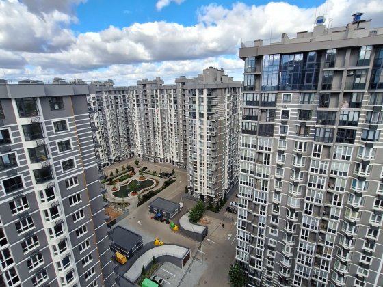 Світла простора квартира, ідеально для сім'ї, є підземний паркінг Буча