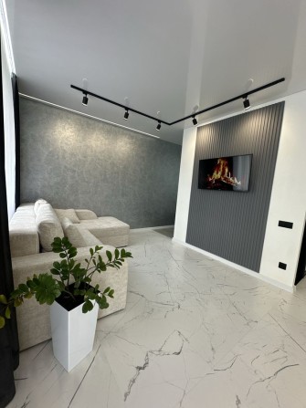 Продам стильну 1 кімнатну квартиру з кухнею-студією в центрі міста - фото 1