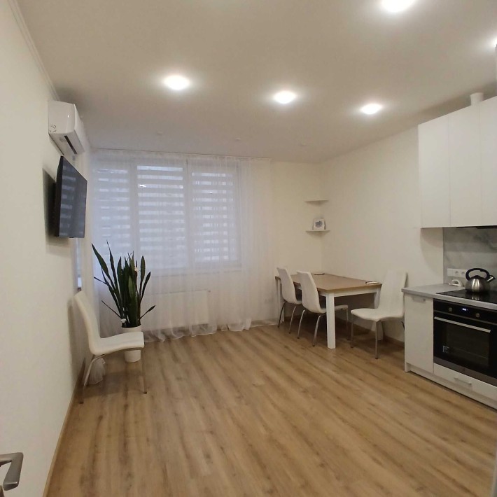 ЖК Лісовий квартал продам класну стильну простору світлу 1 к квартиру - фото 1