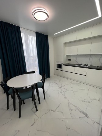 Квартира з новим ремонтом в розвиненому районі міста Буча - фото 1