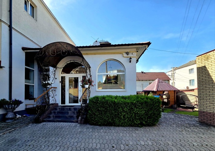 Простора квартира з гаражем в центрі - фото 1