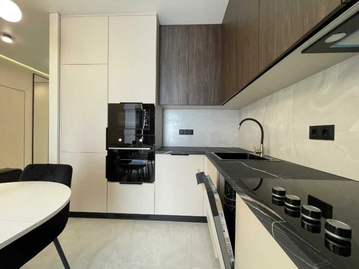 Терміновий Продаж двокімнатна з кухнею-студією в жк закритого типу - фото 1