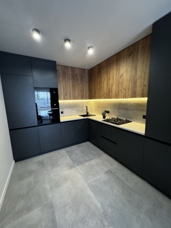 Квартира з дизайнерським ремонтом - фото 1