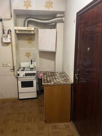 Продам гостинку у відмінному місці, вул. Дмитрівська, 29. - фото 1