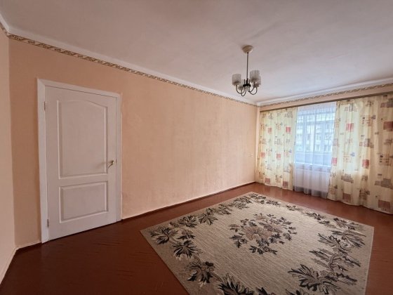 )( Продам 4-К квартиру з автономним газовим опаленням Ровно