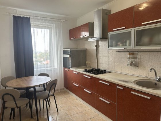 Продам 3-кімнатну квартиру . Центр Ровно