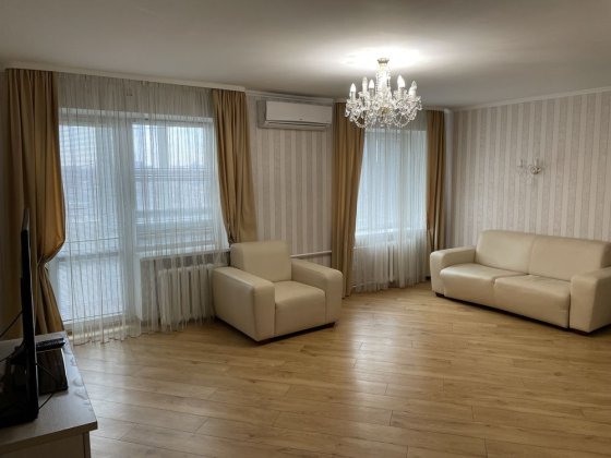 Продам 3- кімнатну квартиру з ремонтом і меблями . Кривой Рог