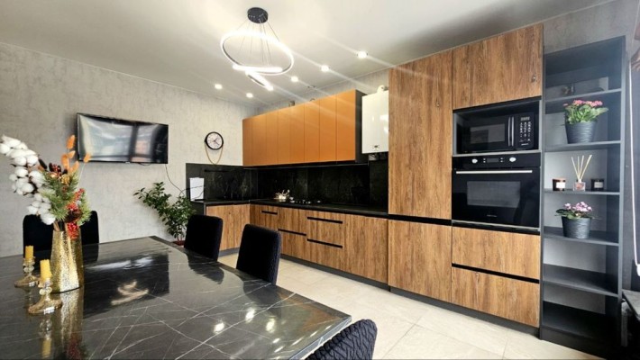 Гарна укомплектована трикімнатна квартира в ЖК Нові метри парк. - фото 1