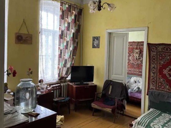 р 2-кімнатна квартира, центр, висока стеля. Без ремонту Ровно