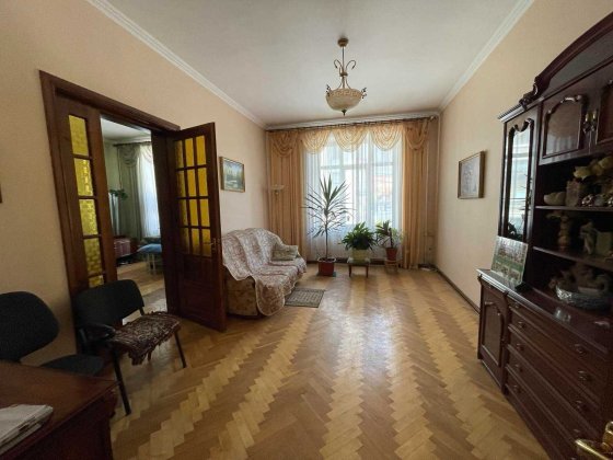 Центр, вікна на Універмаг, сталінка Тернополь