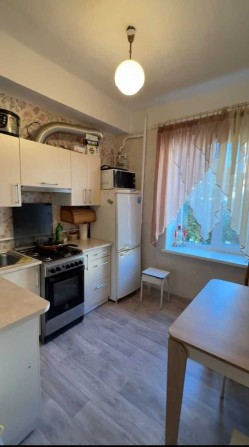 2к квартира в ЦЕНТРІ, 3/5 поверх, 48 м2, цегла, залишається все з фото - фото 1