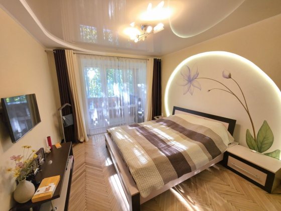 Продається 4 кімнатна квартира р-н Майдан Чернівці