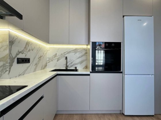 Продам нову 1-кімнатну квартиру з хорошим ремонтом, поруч Щасливе Ровно