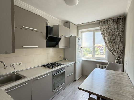 Стильна 3-кімнатна квартира з ремонтом, меблями та технікою Черновцы