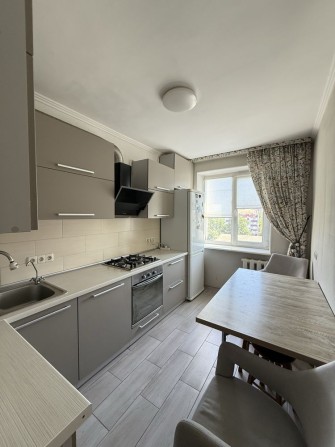 Стильна 3-кімнатна квартира з ремонтом, меблями та технікою - фото 1