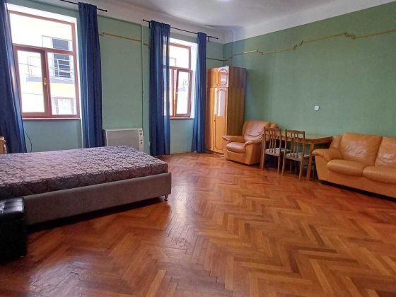 2-х кімнатна в центрі, вул. Конституційна Черновцы