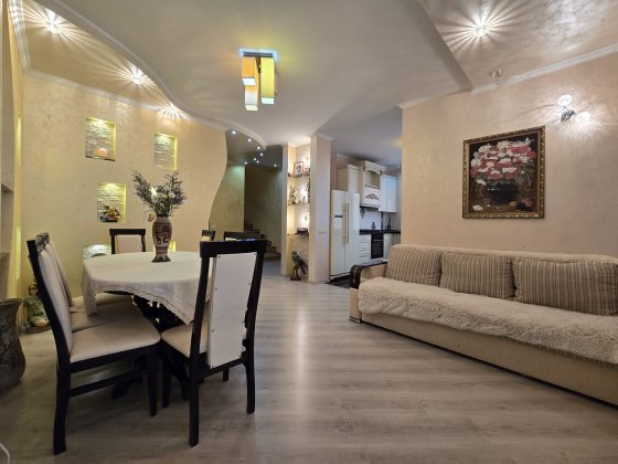 ПРОДАЄТЬСЯ об'ємна 5 кімнатна трирівнева квартира в ЖК Сакура /Ужгород Ужгород