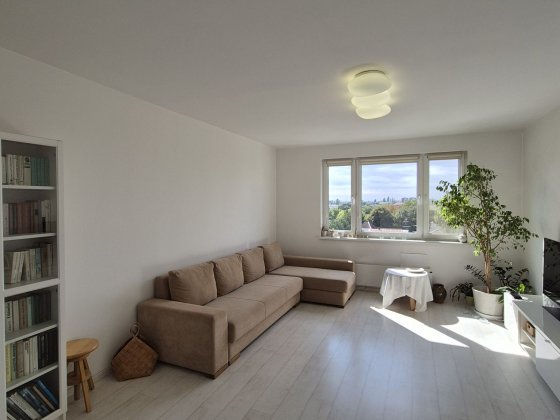 Продається Білосніжна і сонячна  кв-ра поблизу  Собору на Проспекті Св Ужгород