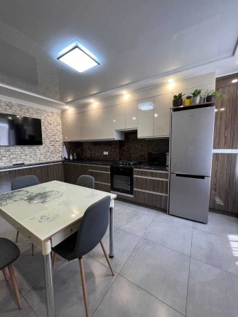 Продаж 2-кімнатної (фактично 3-кімнатної) квартири пр.Лушпи - фото 1