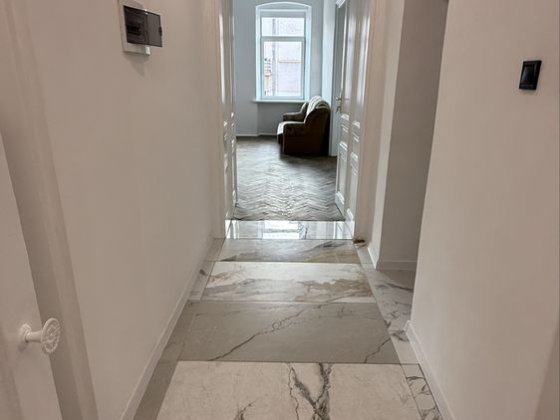 Продається 2-кімнатна квартира в центрі. вул.Головна навпроти Паб34 Чернівці