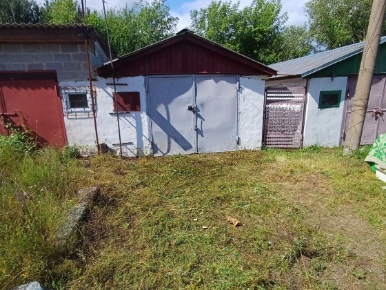 Продам гараж район Б.Шоссе 
Є світло, за гаражом є сарай . Кого цікави Коростень