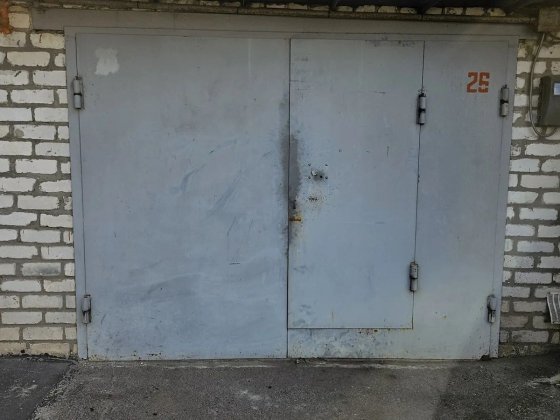 Продам цегляний гараж в гбк 18(район центра зайнятості). Лозовая