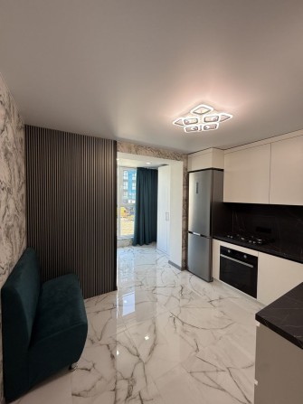 Сучасна 1-кімнатна квартира в ЖК Лагуна на Митниці - фото 1