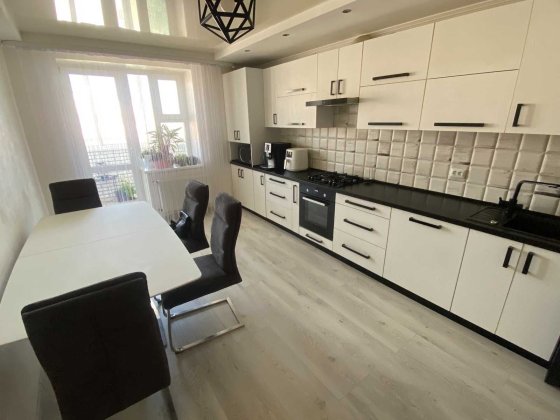 Продаж трикімнатної двохярусної квартири на Академічному Винница