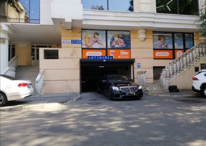 Продам широкий паркинг в центре. Греческая площадь. - фото 1