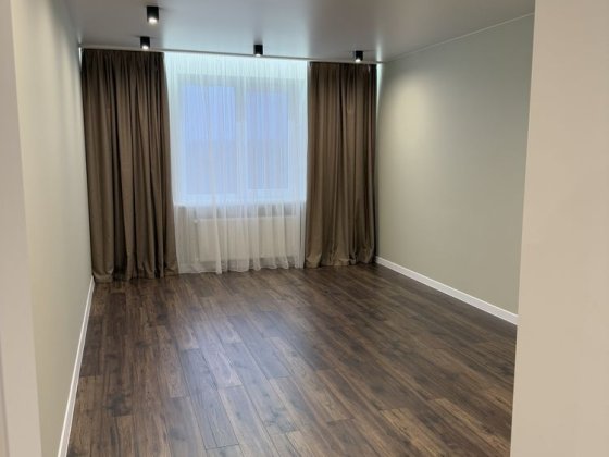 Квартира з ремонтом 77 м² . 1268 $ - м² Чернигов