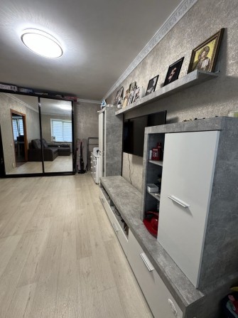 Продається 1 кімнатна на Вокзалі з ремонтом , меблями та технікою. - фото 1