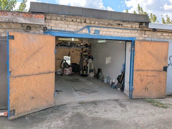 Капітальний гараж біля тролейбусного депо в кінці Правди Слобожанське