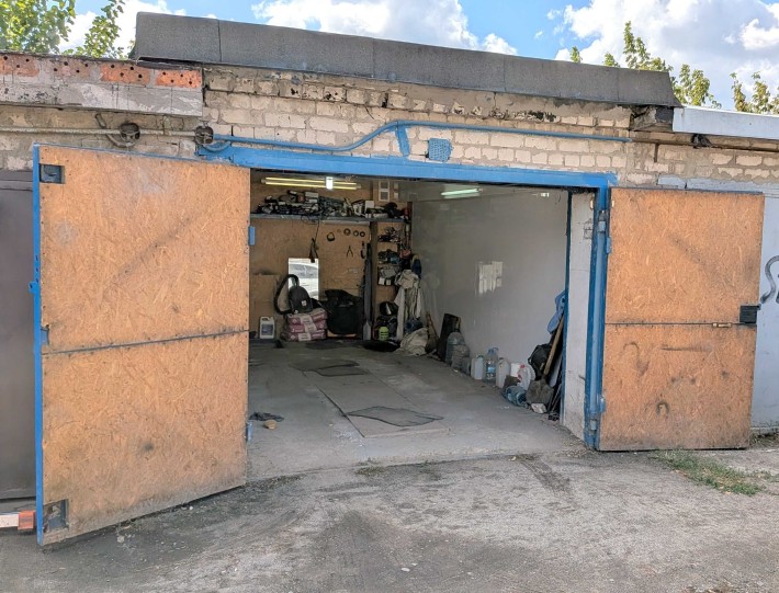 Капітальний гараж біля тролейбусного депо в кінці Правди - фото 1
