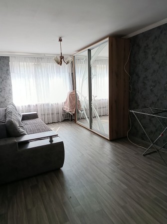 Продається  на другому поверсі двушка - фото 1