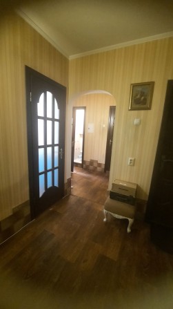 Продаю срочно с выездом 3 комн.кв 6 слободская, 2этаж, квадратный холл - фото 1