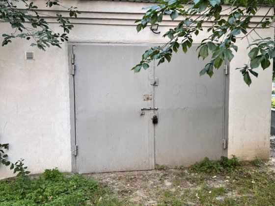 Гараж з зарядним для електро мобіля Соборна,3 Рівне