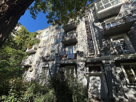 Продам 2 кімнатну квартиру в центрі Подолу пров.Хорива 4 Киев