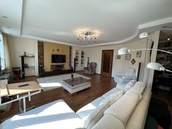 Продаю хорошую 4-ку, закрытый двор, центральный рынок Николаев