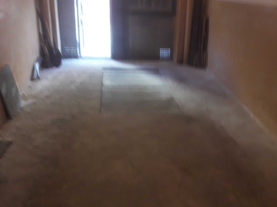 Великий цегляний гараж біля Севастопольської площі з охороною Киев