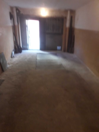 Великий цегляний гараж біля Севастопольської площі з охороною - фото 1