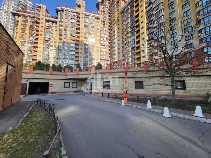 Оренда Паркомісця вул. Євгена Коновальця 32Б - фото 1