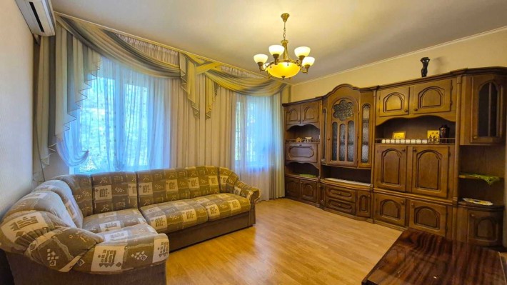 *Продаж 3-х кімнатної повнометражної квартири, по вул. Добролюбова - фото 1