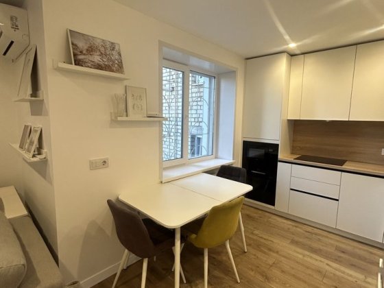 Продається 3 кк + кухня студія в центрі Миколаїв